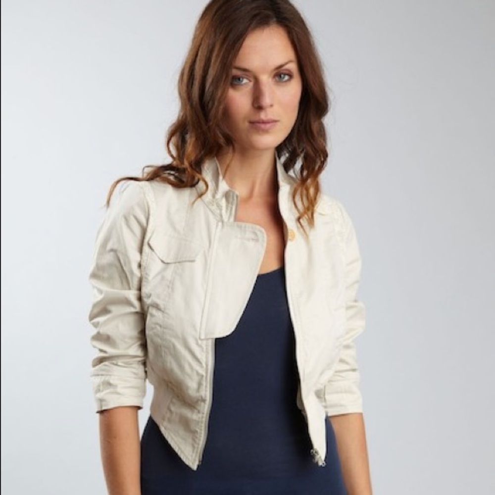 Chic fall lightweight crop jacket.